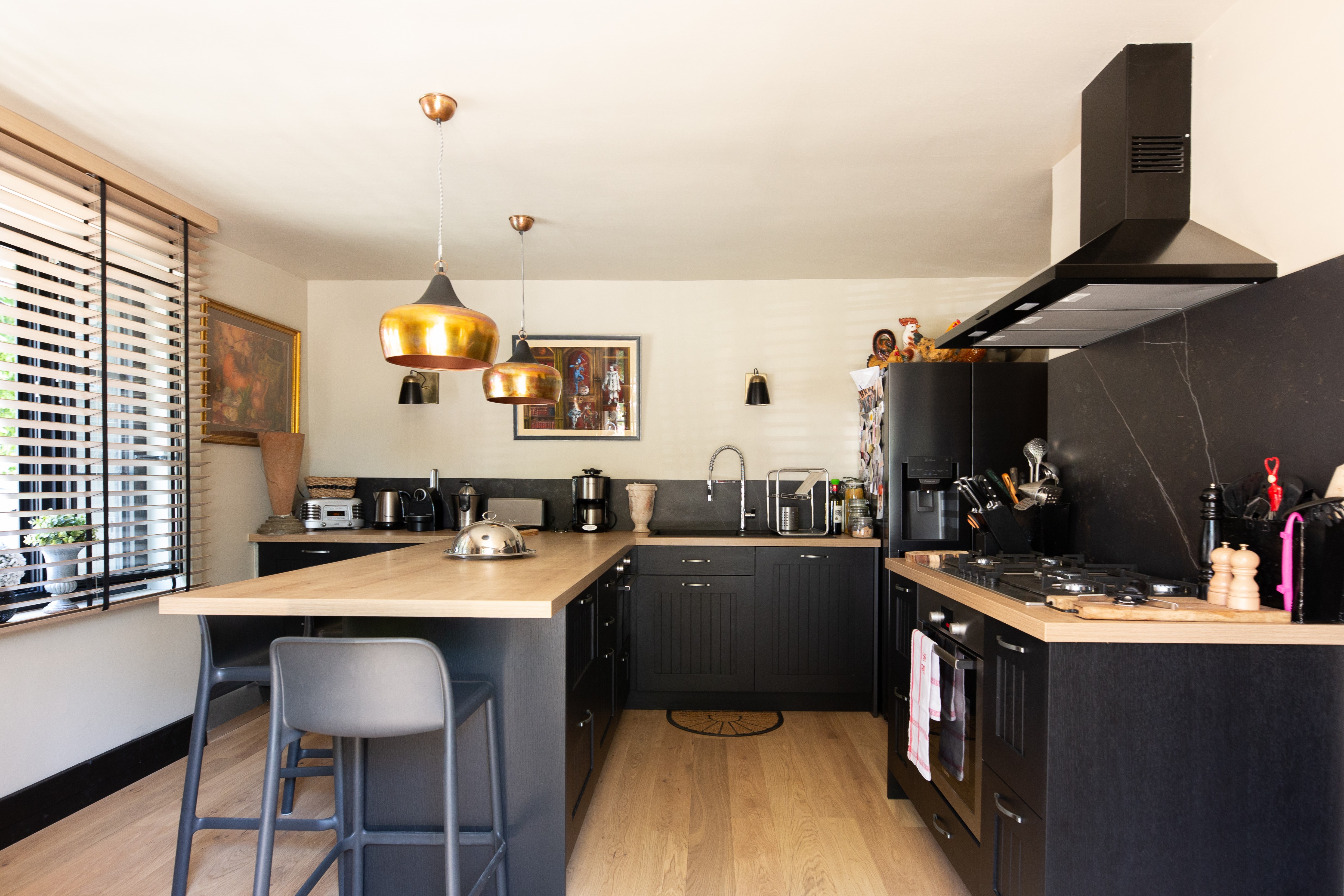 Cuisine noire et bois en U