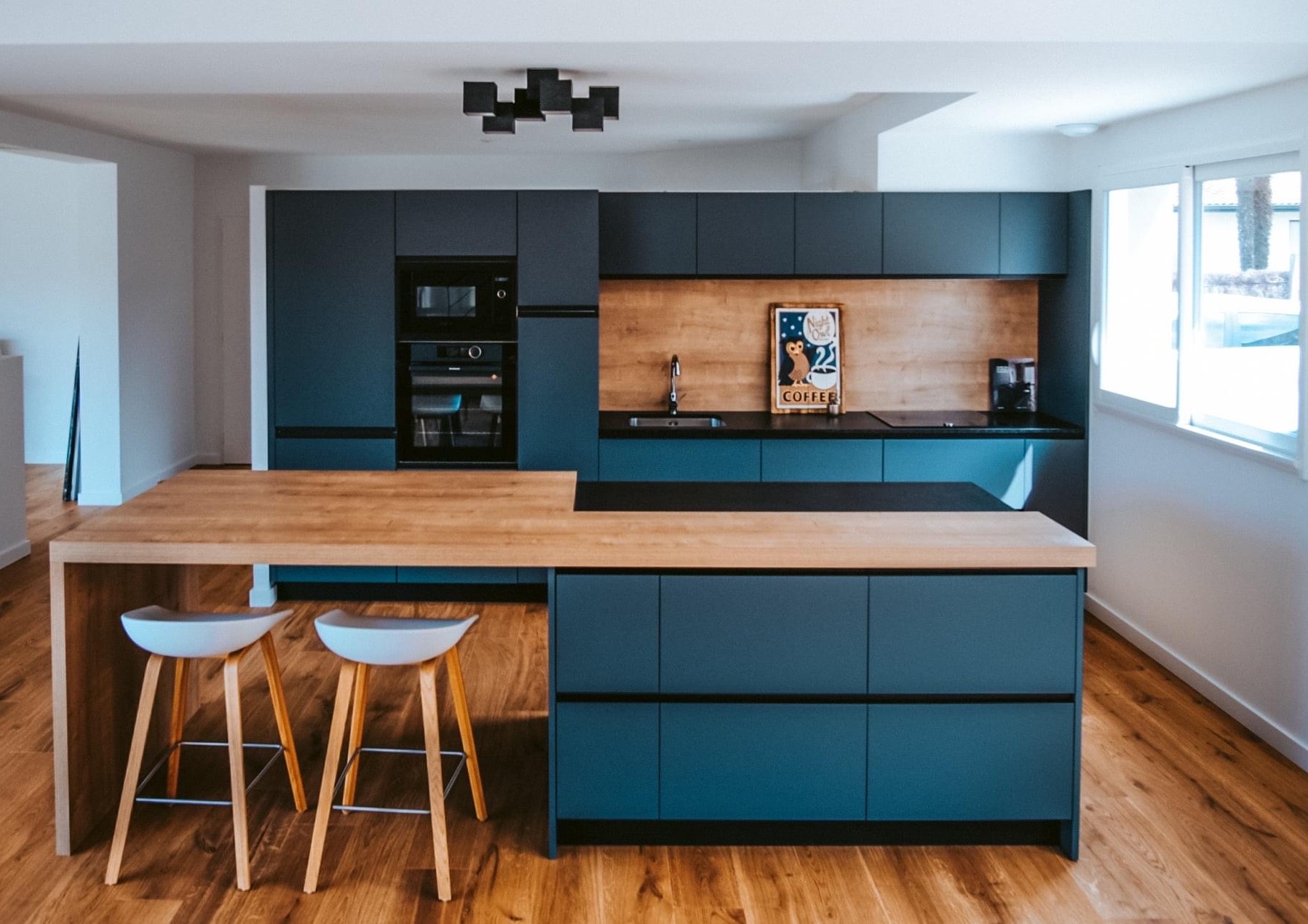 Cuisine bleue sans poignée