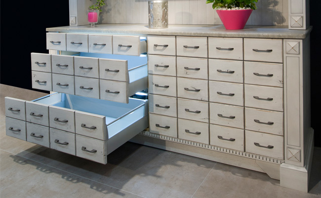 Cuisine avec des meubles type apothicaire