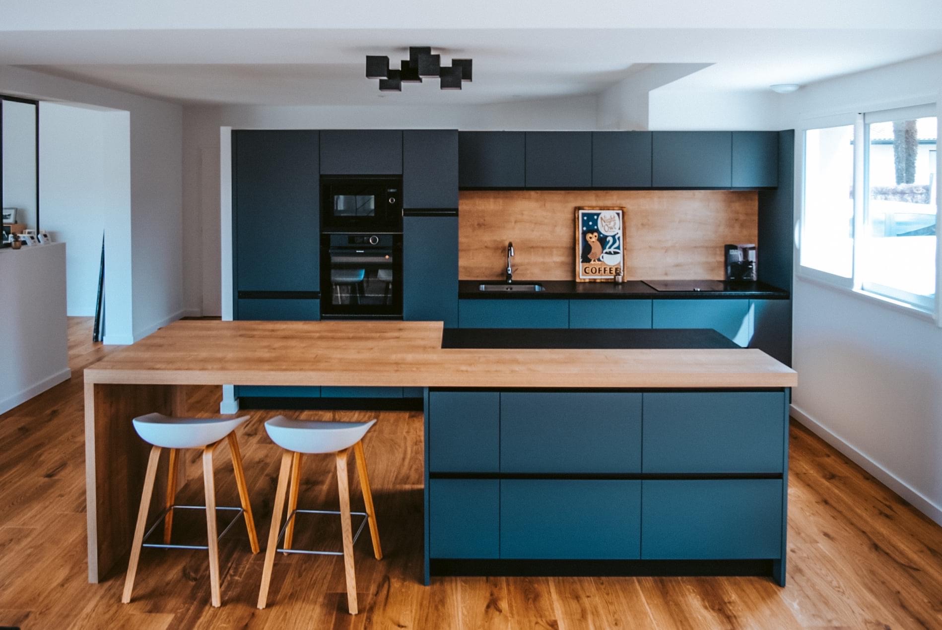 Cuisine ouverte avec un îlot qui délimite les espaces