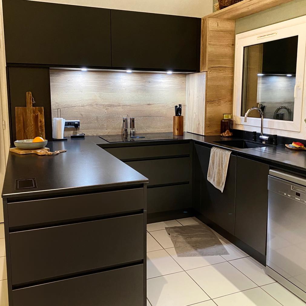 Cuisine noire sans poignée