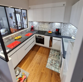 Petite cuisine blanche avec verrière