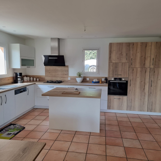 Cuisine blanche et bois