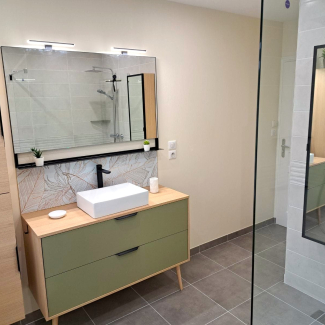 Salle de bain vert et bois