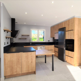 Cuisine en bois avec verrière