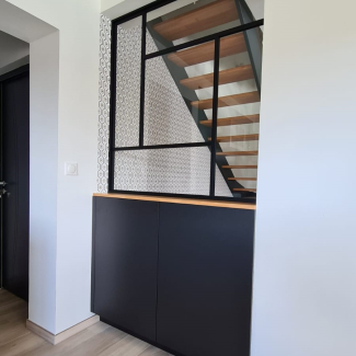 Verrière et meuble noir et bois