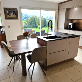 Ilot central blanc avec table