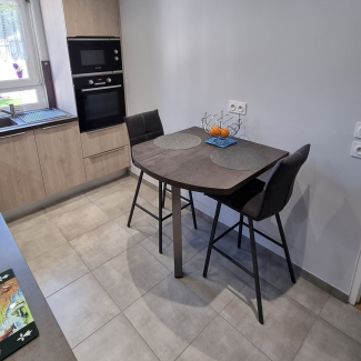 Table et chaises grises