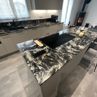 Ilot central gris et marbre