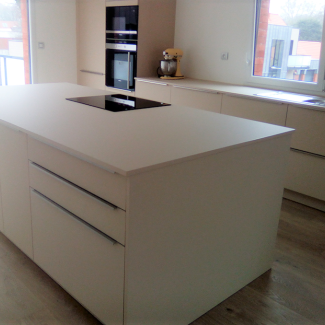 Bureau blanc et bois