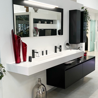 Salle de bain blanche et noir