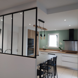 Cuisine blanche avec verrière