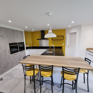 Cuisine grise et jaune