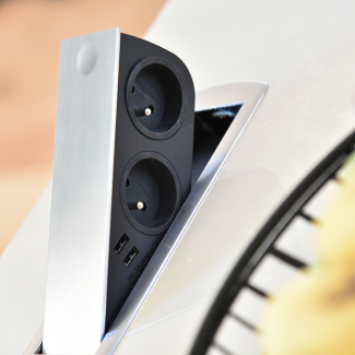 Prise cachée plan de travail