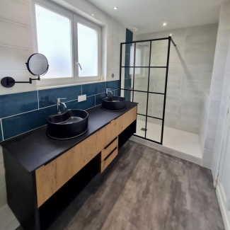 Salle de bain noir et bois