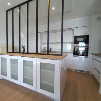 Cuisine blanche avec verrière