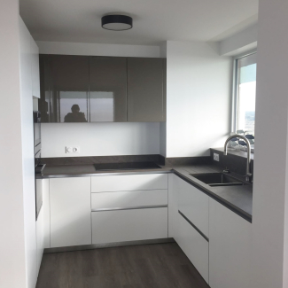 cuisine marron et blanche