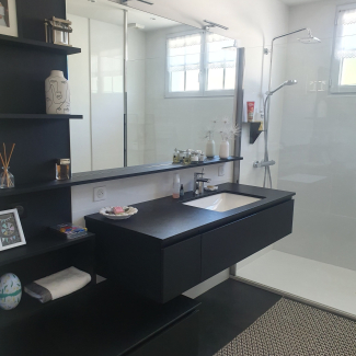 Salle de bain moderne noire