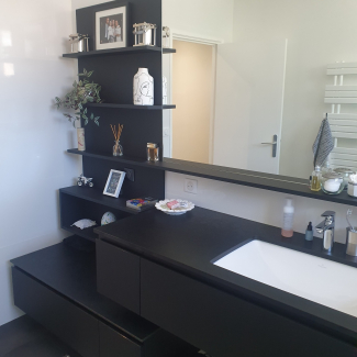 Salle de bain moderne noire