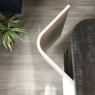 Porte galbée sur l'îlot de la cuisine réalisée par l'Atelier du concepteur 