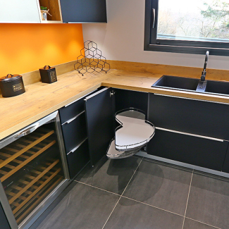 Cuisine noire et bois dans le showroom de L'Atelier du concepteur à Cany Barville