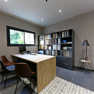 Bureau dans le showroom de L'Atelier du concepteur à Cany Barville