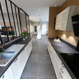 Cuisine réalisée par le cuisiniste L'Atelier du concepteur à Cany Barville