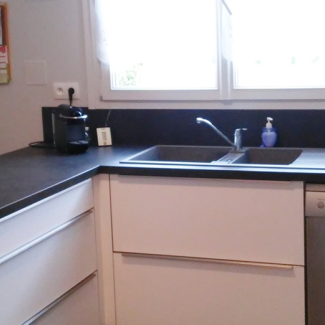 Cuisine moderne blanche avec un îlot