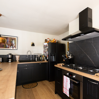 Cuisine moderne en bois massif noir réalisée par Cuisine Confort à Saint-Marcel dans l'Eure (27)