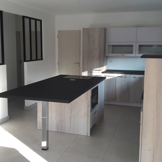 Cuisine avec une verrière réalisée par Cuisine Confort dans l'Eure