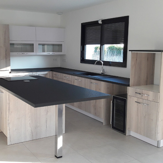 Cuisine réalisée par le magasin Cuisine Confort à Saint Marcel