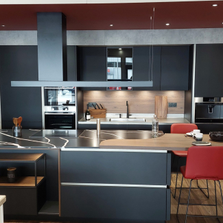 Cuisine noire avec ilot