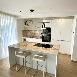 Cuisine blanche avec ilot central