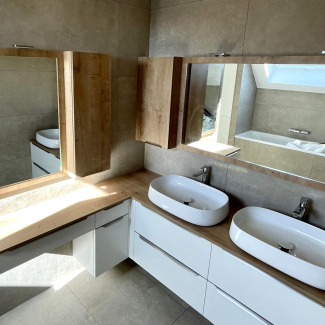 Salle de bain blanche et bois