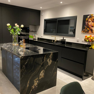 Cuisine noire avec ilot